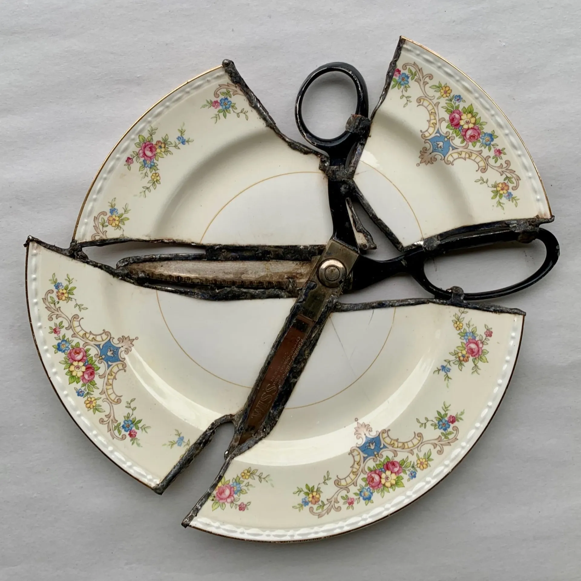 De nouvelles compositions de porcelaines brisées par Glen Taylor De nouvelles compositions de porcelaines brisees par Glen Taylor 2 De-nouvelles-compositions-de-porcelaines-brisees-par-Glen-Taylor