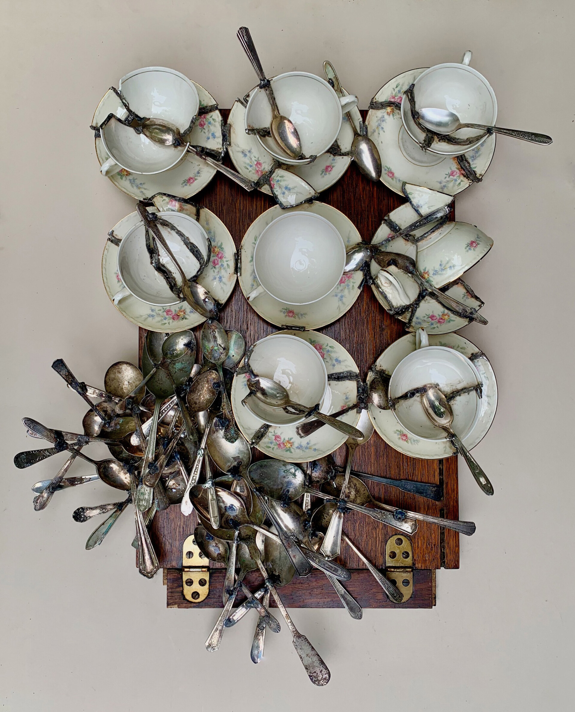 De nouvelles réparations de porcelaines cassées par Glen Taylor De nouvelles reparations de porcelaines cassees par Glen Taylor 8 De-nouvelles-reparations-de-porcelaines-cassees-par-Glen-Taylor-8