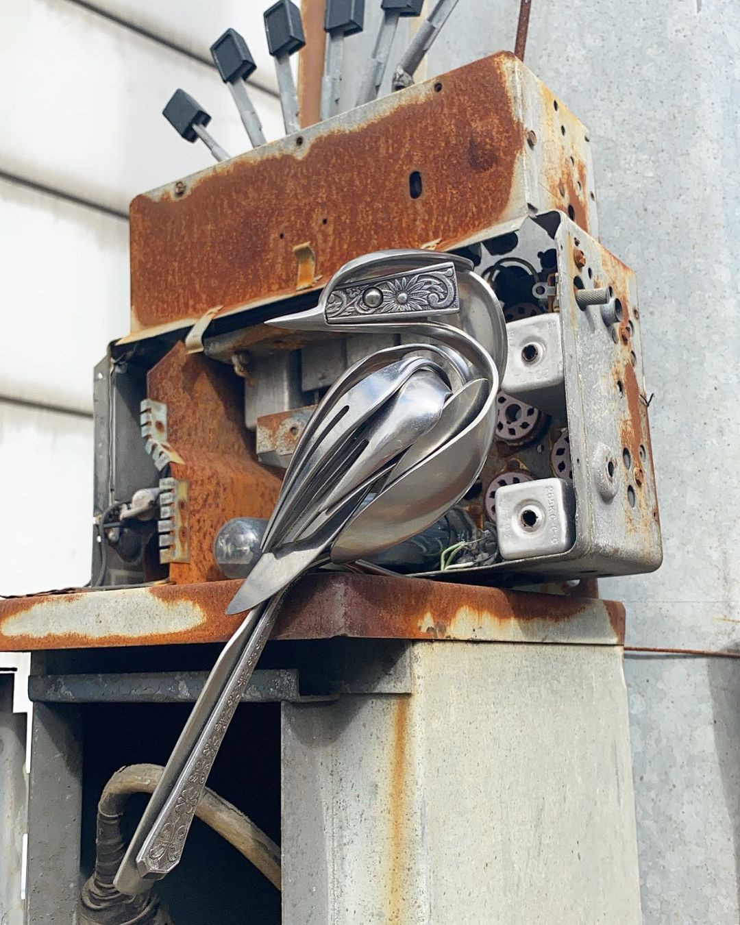 De nouvelles sculptures en couverts par Matt Wilson De nouvelles sculptures en couverts par Matt Wilson couteau fourchette cuillere oiseau 17 De-nouvelles-sculptures-en-couverts-par-Matt-Wilson-couteau-fourchette-cuillere-oiseau-17