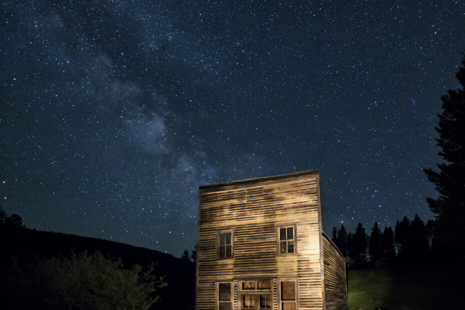 Bâtiment de Garnet la ville fantôme de nuit.