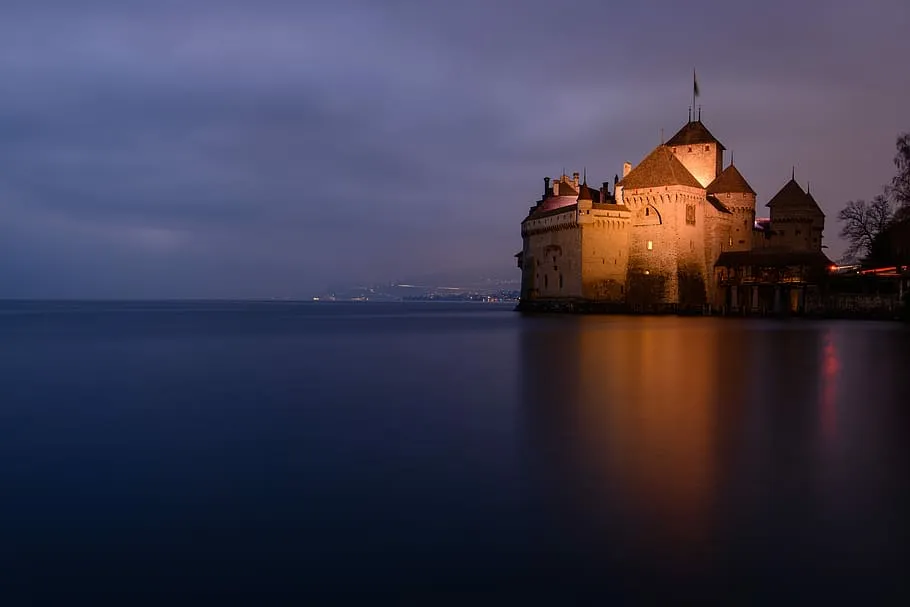 Le magnifique château de Chillon sur les berges du lac Léman Le magnifique chateau de Chillon sur les berges du lac Leman suisse disney 11 Le-magnifique-chateau-de-Chillon-sur-les-berges-du-lac-Leman-suisse-disney-11
