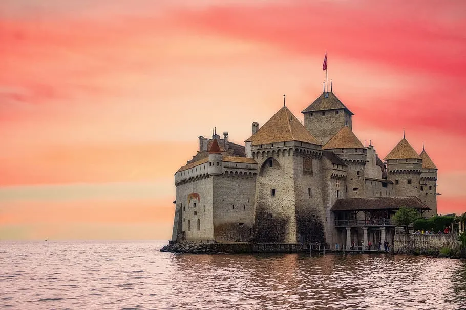 Le magnifique château de Chillon sur les berges du lac Léman Le magnifique chateau de Chillon sur les berges du lac Leman suisse disney 12 Le-magnifique-chateau-de-Chillon-sur-les-berges-du-lac-Leman-suisse-disney-12