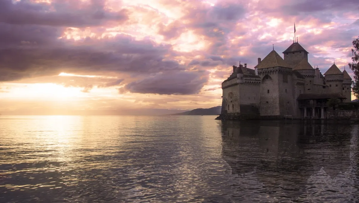 Le magnifique château de Chillon sur les berges du lac Léman Le magnifique chateau de Chillon sur les berges du lac Leman suisse disney 13 Le-magnifique-chateau-de-Chillon-sur-les-berges-du-lac-Leman-suisse-disney-13