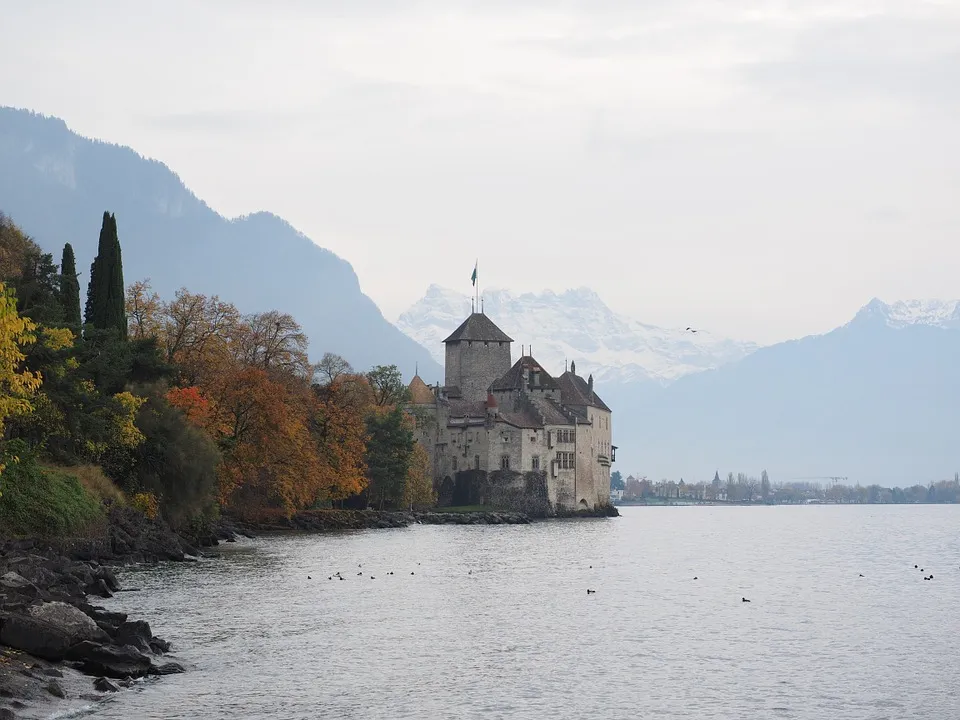 Le magnifique château de Chillon sur les berges du lac Léman Le magnifique chateau de Chillon sur les berges du lac Leman suisse disney 2 Le-magnifique-chateau-de-Chillon-sur-les-berges-du-lac-Leman-suisse-disney-2