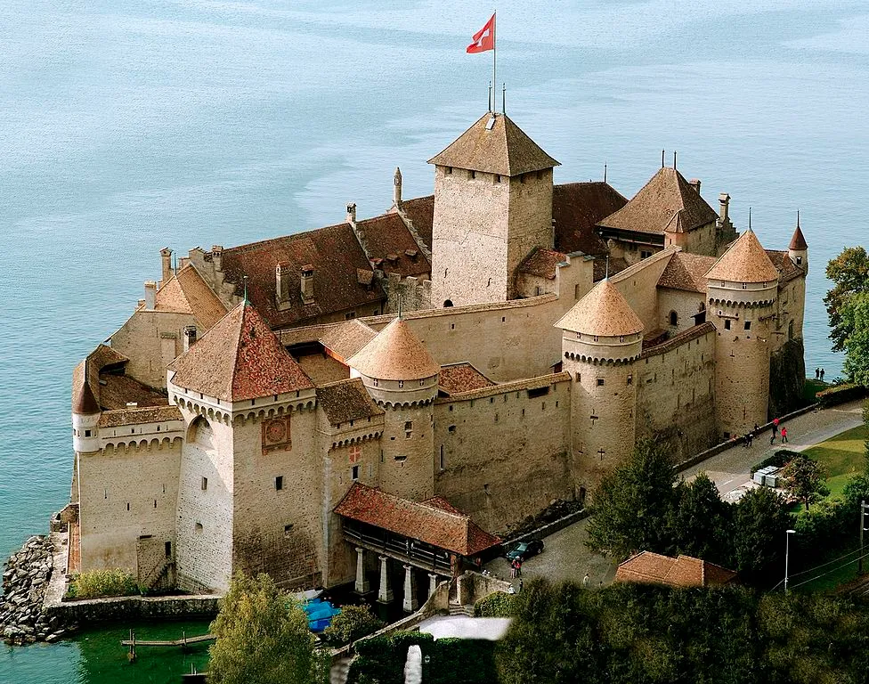 Le magnifique château de Chillon sur les berges du lac Léman Le magnifique chateau de Chillon sur les berges du lac Leman suisse disney 5 Le-magnifique-chateau-de-Chillon-sur-les-berges-du-lac-Leman-suisse-disney-5