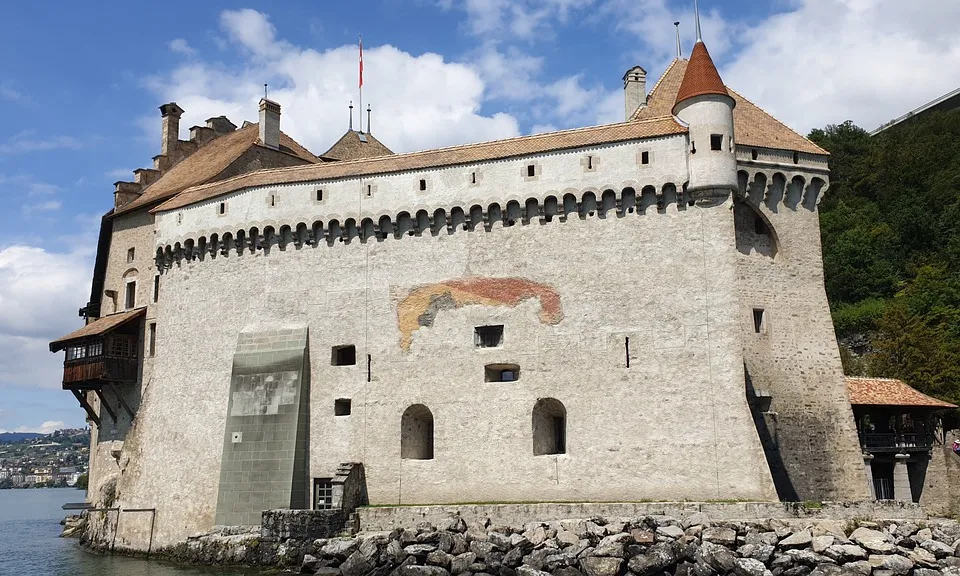Le magnifique château de Chillon sur les berges du lac Léman Le magnifique chateau de Chillon sur les berges du lac Leman suisse disney 6 Le-magnifique-chateau-de-Chillon-sur-les-berges-du-lac-Leman-suisse-disney-6