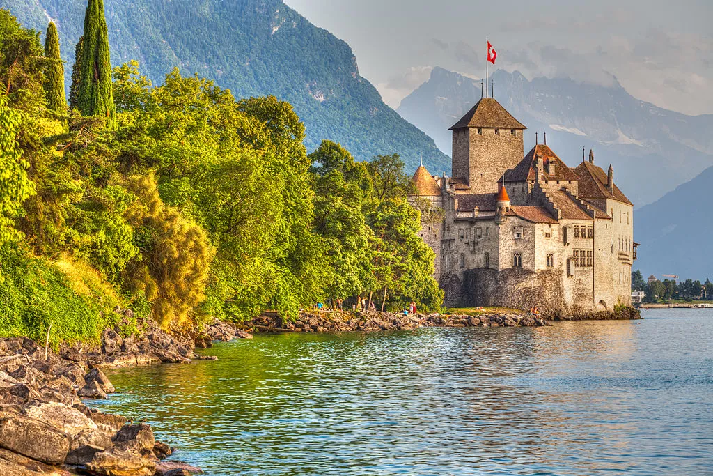 Le magnifique château de Chillon sur les berges du lac Léman Le magnifique chateau de Chillon sur les berges du lac Leman suisse disney 8 Le-magnifique-chateau-de-Chillon-sur-les-berges-du-lac-Leman-suisse-disney-8