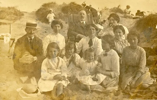 Sur la plage au Royaume Uni dans les années 1900 Sur la plage au Royaume Uni dans les annees 1900 periode edouardienne 10 Sur-la-plage-au-Royaume-Uni-dans-les-annees-1900-periode-edouardienne-10