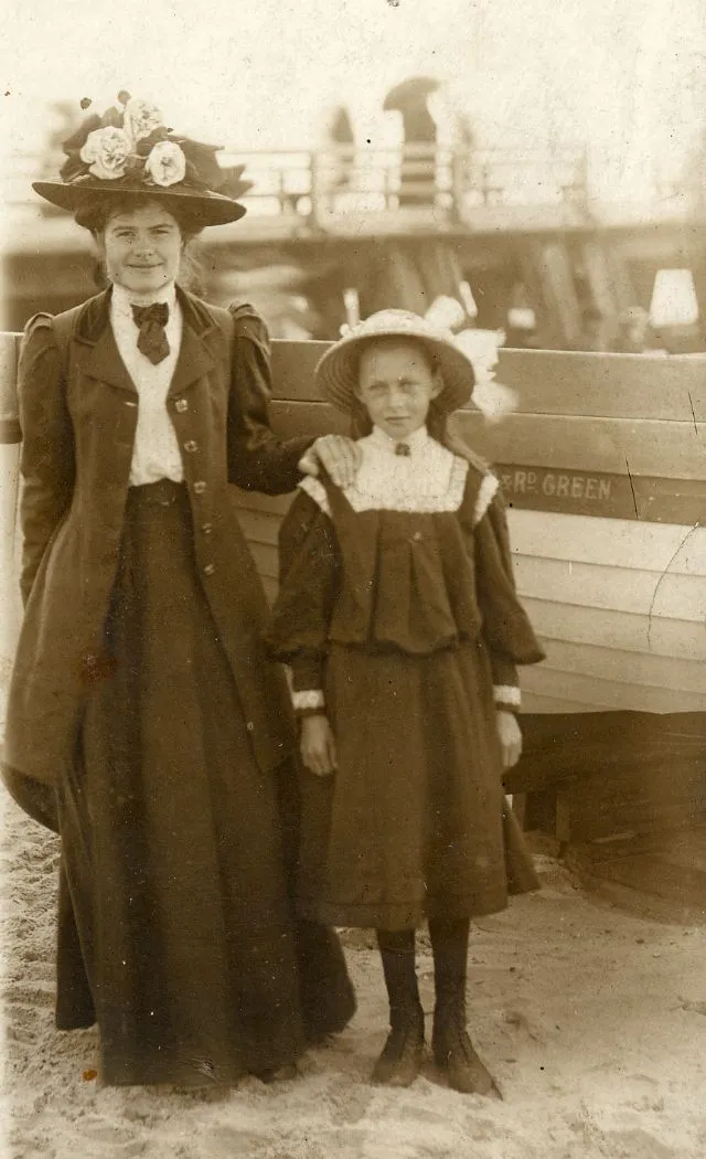 Sur la plage au Royaume Uni dans les années 1900 Sur la plage au Royaume Uni dans les annees 1900 periode edouardienne 11 Sur-la-plage-au-Royaume-Uni-dans-les-annees-1900-periode-edouardienne-11