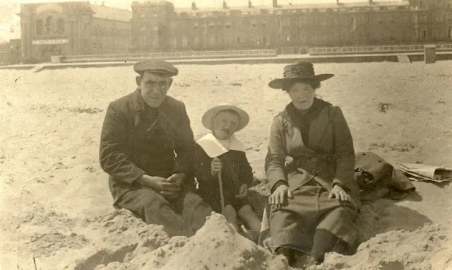 Sur la plage au Royaume Uni dans les années 1900 Sur la plage au Royaume Uni dans les annees 1900 periode edouardienne 12 Sur-la-plage-au-Royaume-Uni-dans-les-annees-1900-periode-edouardienne-12
