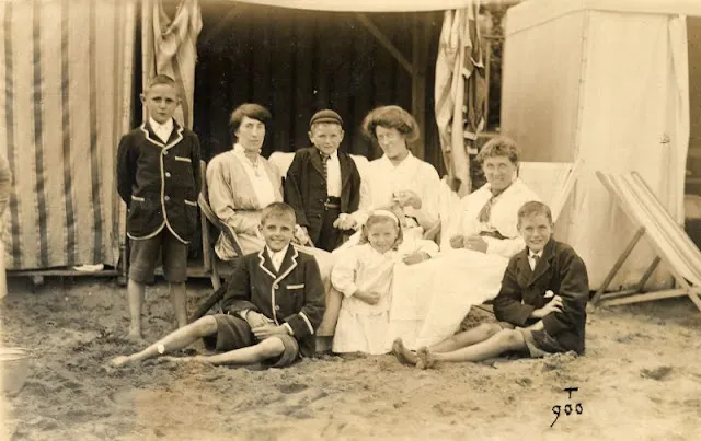 Sur la plage au Royaume Uni dans les années 1900 Sur la plage au Royaume Uni dans les annees 1900 periode edouardienne 13 Sur-la-plage-au-Royaume-Uni-dans-les-annees-1900-periode-edouardienne-13