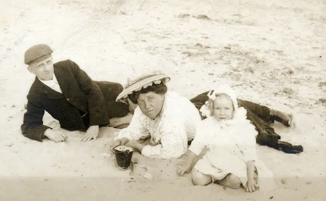 Sur la plage au Royaume Uni dans les années 1900 Sur la plage au Royaume Uni dans les annees 1900 periode edouardienne 14 Sur-la-plage-au-Royaume-Uni-dans-les-annees-1900-periode-edouardienne-14