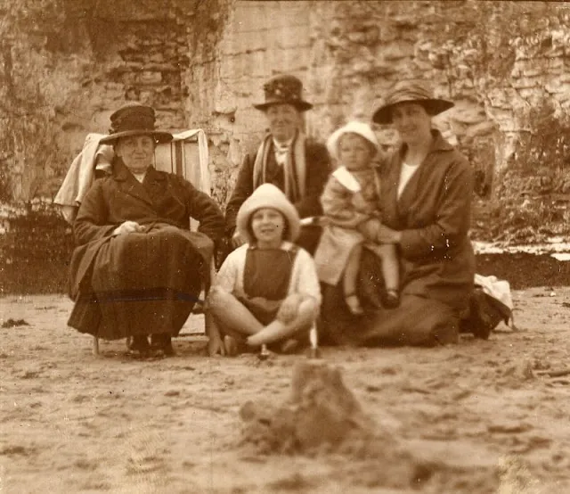 Sur la plage au Royaume Uni dans les années 1900 Sur la plage au Royaume Uni dans les annees 1900 periode edouardienne 17 Sur-la-plage-au-Royaume-Uni-dans-les-annees-1900-periode-edouardienne-17