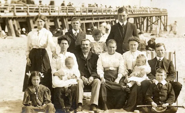 Sur la plage au Royaume Uni dans les années 1900 Sur la plage au Royaume Uni dans les annees 1900 periode edouardienne 20 Sur-la-plage-au-Royaume-Uni-dans-les-annees-1900-periode-edouardienne-20