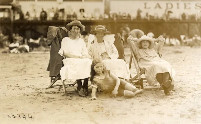 Sur la plage au Royaume Uni dans les années 1900 Sur la plage au Royaume Uni dans les annees 1900 periode edouardienne 22 Sur-la-plage-au-Royaume-Uni-dans-les-annees-1900-periode-edouardienne-22
