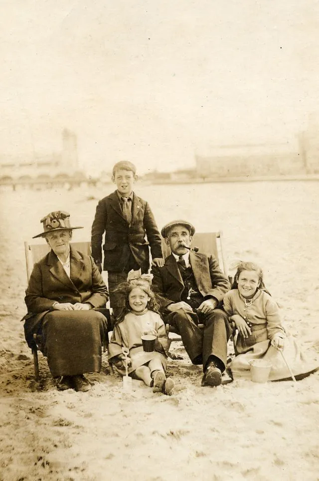 Sur la plage au Royaume Uni dans les années 1900 Sur la plage au Royaume Uni dans les annees 1900 periode edouardienne 23 Sur-la-plage-au-Royaume-Uni-dans-les-annees-1900-periode-edouardienne-23