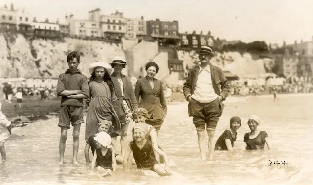 Sur la plage au Royaume Uni dans les années 1900 Sur la plage au Royaume Uni dans les annees 1900 periode edouardienne 25 Sur-la-plage-au-Royaume-Uni-dans-les-annees-1900-periode-edouardienne-25