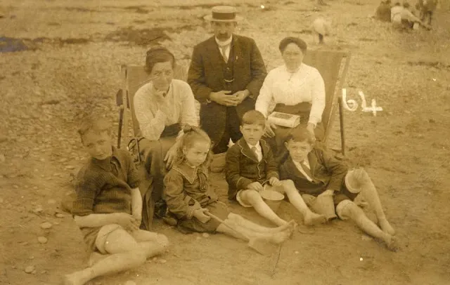 Sur la plage au Royaume Uni dans les années 1900 Sur la plage au Royaume Uni dans les annees 1900 periode edouardienne 26 Sur-la-plage-au-Royaume-Uni-dans-les-annees-1900-periode-edouardienne-26