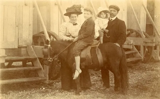 Sur la plage au Royaume Uni dans les années 1900 Sur la plage au Royaume Uni dans les annees 1900 periode edouardienne 27 Sur-la-plage-au-Royaume-Uni-dans-les-annees-1900-periode-edouardienne-27