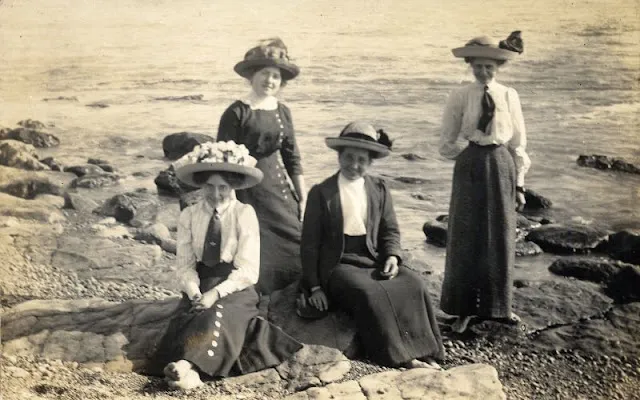 Sur la plage au Royaume Uni dans les années 1900 Sur la plage au Royaume Uni dans les annees 1900 periode edouardienne 28 Sur-la-plage-au-Royaume-Uni-dans-les-annees-1900-periode-edouardienne-28