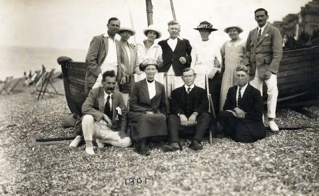 Sur la plage au Royaume Uni dans les années 1900 Sur la plage au Royaume Uni dans les annees 1900 periode edouardienne 3 Sur-la-plage-au-Royaume-Uni-dans-les-annees-1900-periode-edouardienne-3