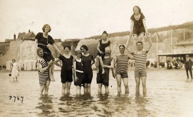 Sur la plage au Royaume Uni dans les années 1900 Sur la plage au Royaume Uni dans les annees 1900 periode edouardienne 30 Sur-la-plage-au-Royaume-Uni-dans-les-annees-1900-periode-edouardienne-30