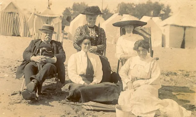 Sur la plage au Royaume Uni dans les années 1900 Sur la plage au Royaume Uni dans les annees 1900 periode edouardienne 31 Sur-la-plage-au-Royaume-Uni-dans-les-annees-1900-periode-edouardienne-31