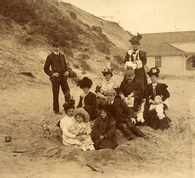 Sur la plage au Royaume Uni dans les années 1900 Sur la plage au Royaume Uni dans les annees 1900 periode edouardienne 34 Sur-la-plage-au-Royaume-Uni-dans-les-annees-1900-periode-edouardienne-34