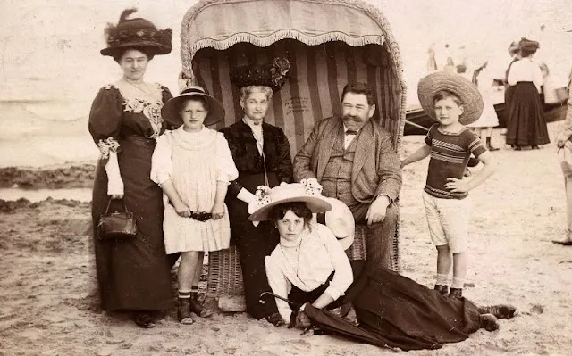 Sur la plage au Royaume Uni dans les années 1900 Sur la plage au Royaume Uni dans les annees 1900 periode edouardienne 35 Sur-la-plage-au-Royaume-Uni-dans-les-annees-1900-periode-edouardienne-35