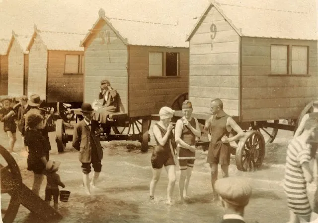 Sur la plage au Royaume Uni dans les années 1900 Sur la plage au Royaume Uni dans les annees 1900 periode edouardienne 36 Sur-la-plage-au-Royaume-Uni-dans-les-annees-1900-periode-edouardienne-36
