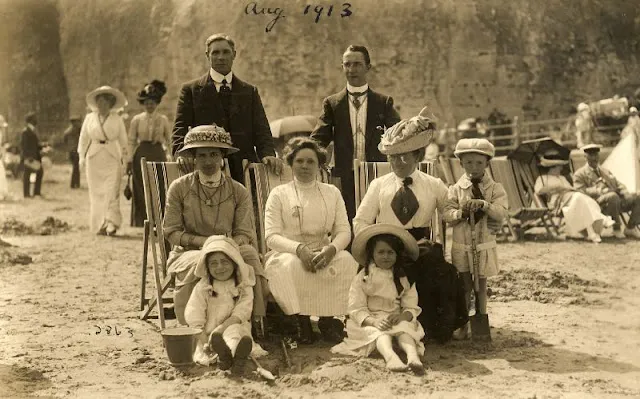 Sur la plage au Royaume Uni dans les années 1900 Sur la plage au Royaume Uni dans les annees 1900 periode edouardienne 39 Sur-la-plage-au-Royaume-Uni-dans-les-annees-1900-periode-edouardienne-39