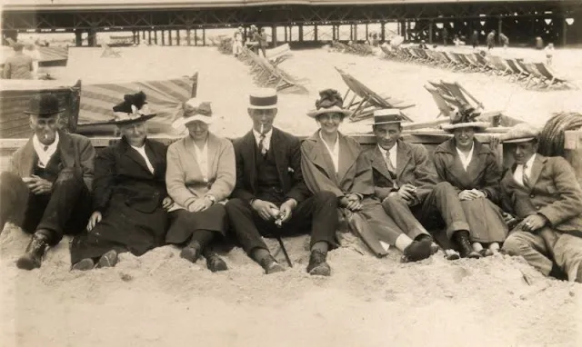 Sur la plage au Royaume Uni dans les années 1900 Sur la plage au Royaume Uni dans les annees 1900 periode edouardienne 4 Sur-la-plage-au-Royaume-Uni-dans-les-annees-1900-periode-edouardienne-4