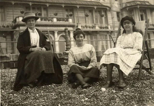 Sur la plage au Royaume Uni dans les années 1900 Sur la plage au Royaume Uni dans les annees 1900 periode edouardienne 9 Sur-la-plage-au-Royaume-Uni-dans-les-annees-1900-periode-edouardienne-9