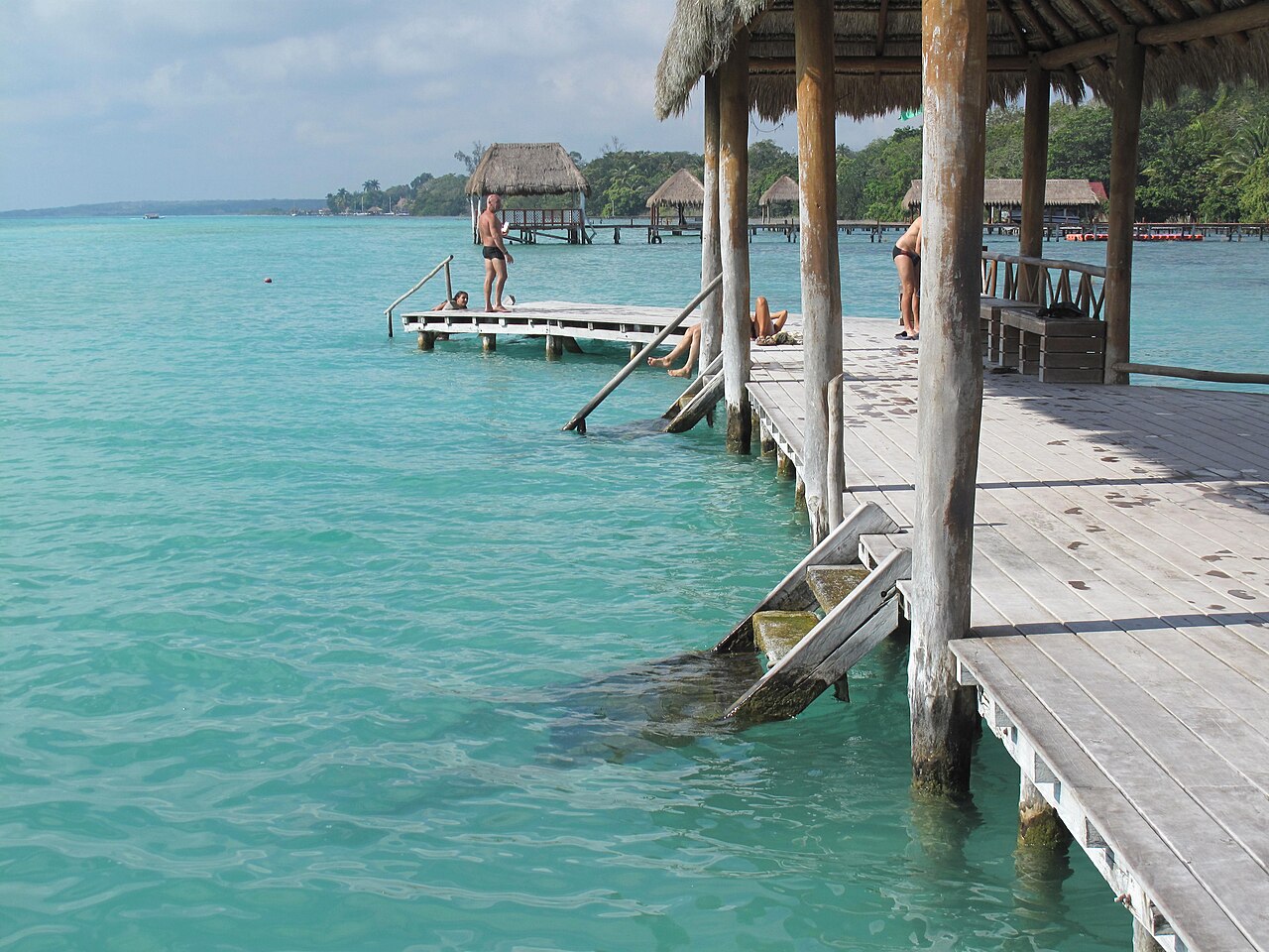 Ponton sur l'eau turquoise de la lagune de Bacalar au Mexique Ponton sur l'eau turquoise de la lagune de Bacalar au Mexique