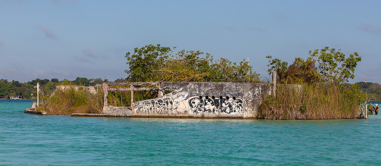 Canal des Pirates dans les eaux turquoise de la lagune de Bacalar au Mexique Canal des Pirates dans les eaux turquoise de la lagune de Bacalar au Mexique