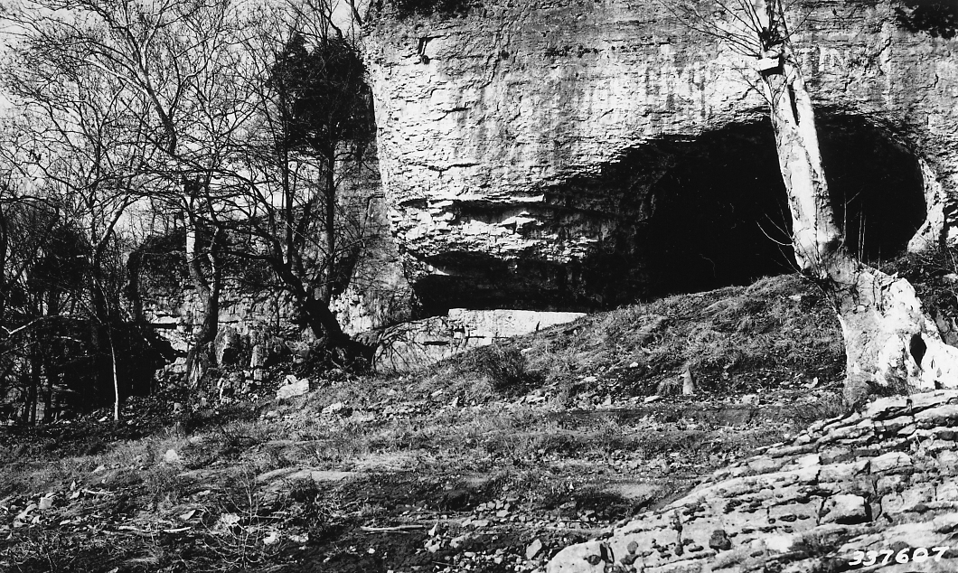 Photographie historique de Cave-in-Rock en Illinois en 1936
Photographie historique de Cave-in-Rock en Illinois en 1936