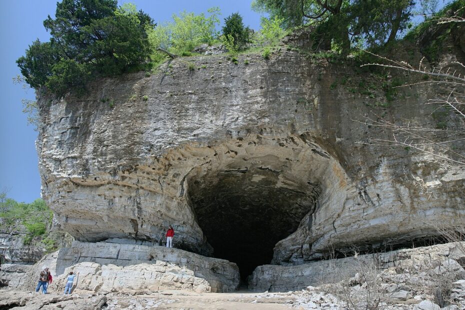 Cave-in-Rock, la grotte de l’Illinois entre pirates et légendes cave in rock grotte illinois Entrée de Cave-in-Rock dans une falaise au bord de la rivière Ohio en Illinois