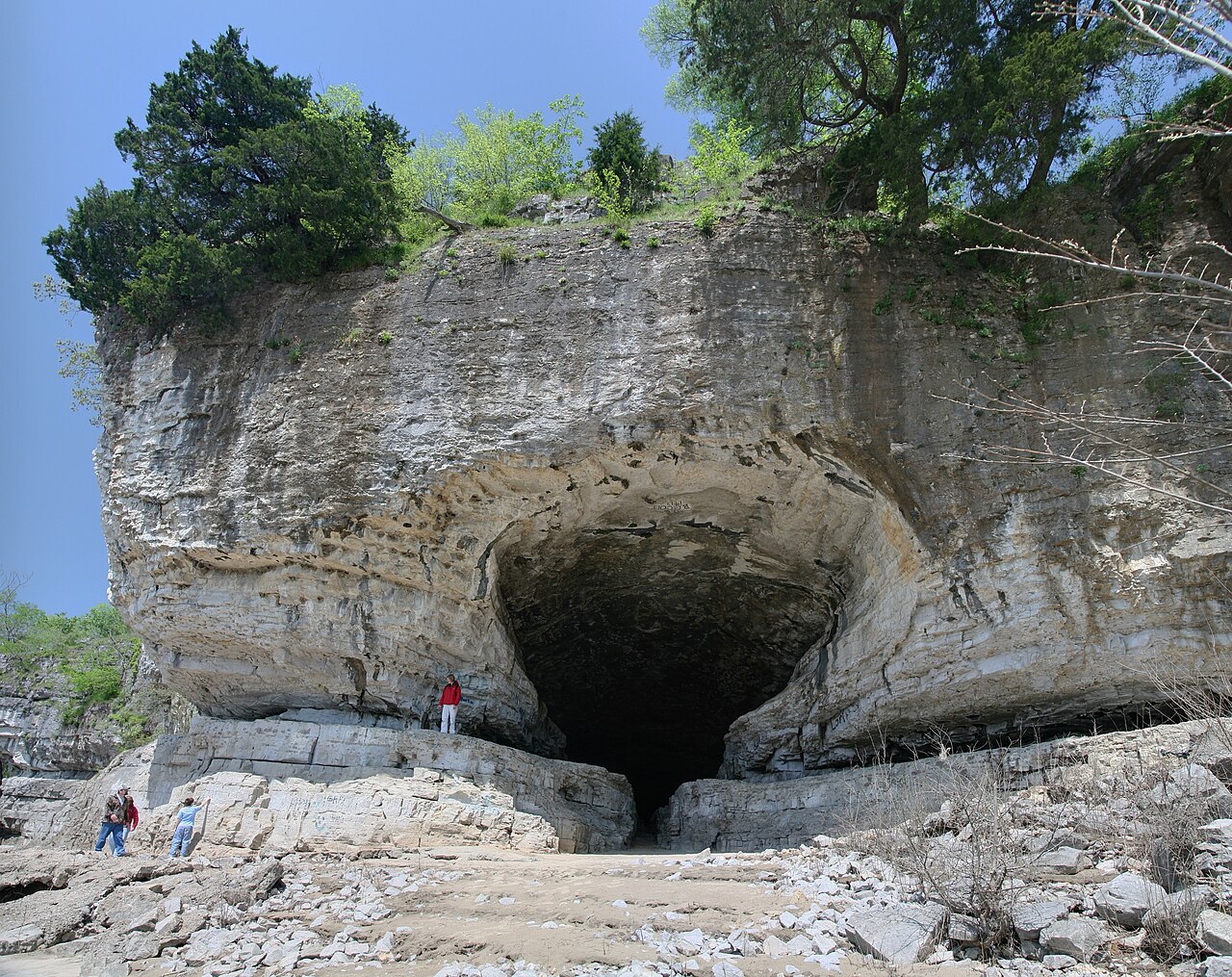 Entrée de Cave-in-Rock dans une falaise au bord de la rivière Ohio en Illinois Entrée de Cave-in-Rock dans une falaise au bord de la rivière Ohio en Illinois
