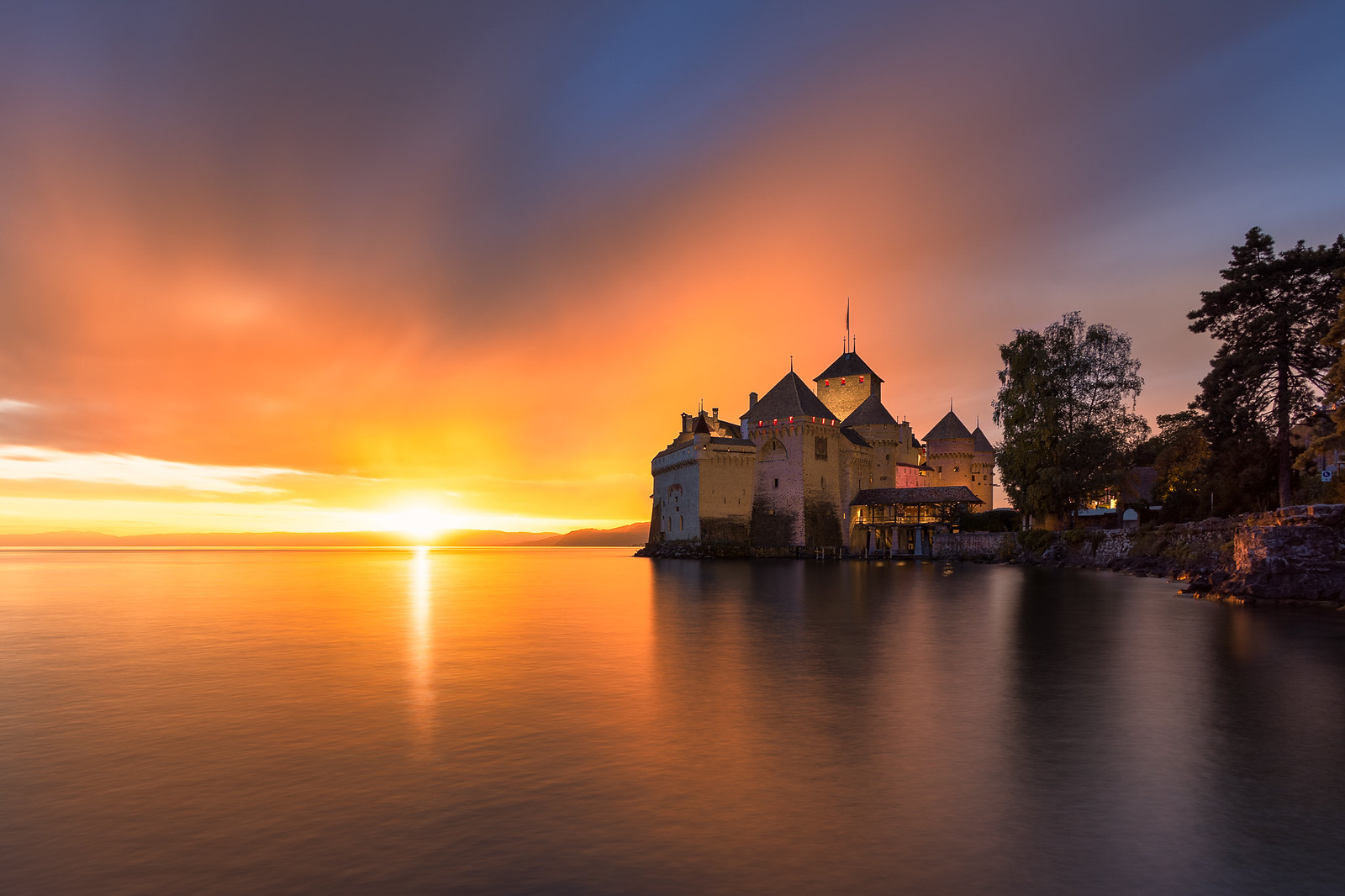Château de Chillon au coucher du soleil Château de Chillon au coucher du soleil