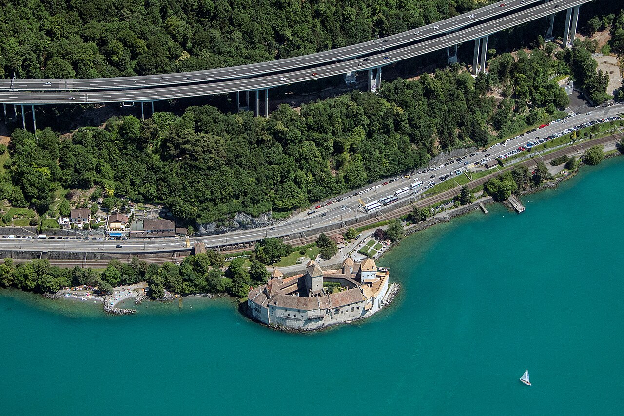 Vue aérienne du château de Chillon sur le lac Léman Vue aérienne du château de Chillon sur le lac Léman