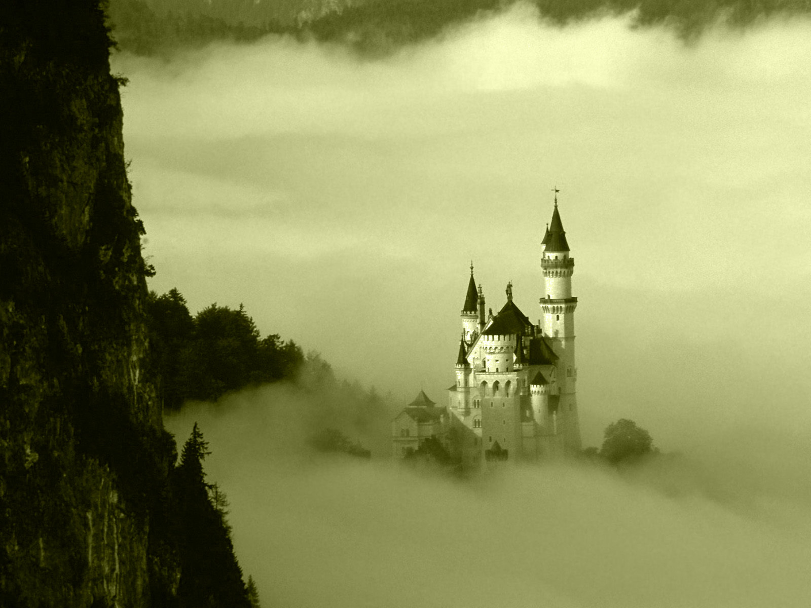 chateau de Neuschwanstein dans le brouillard chateau de Neuschwanstein dans le brouillard