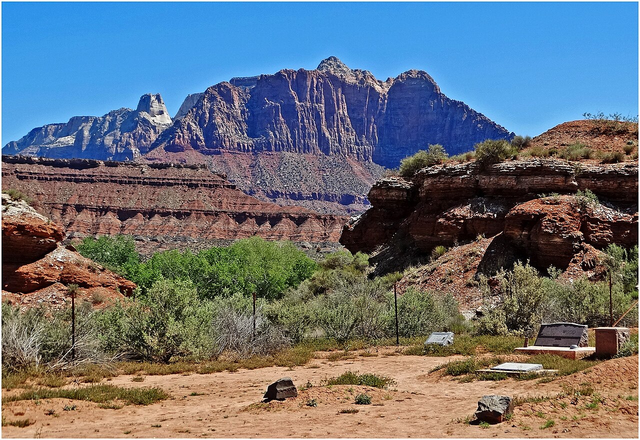 Cimetière historique de Grafton dans l'Utah avec Mount Kinesava Anciennes tombes et pierres funéraires du cimetière de Grafton dans l'Utah avec les montagnes de Zion en arrière-plan