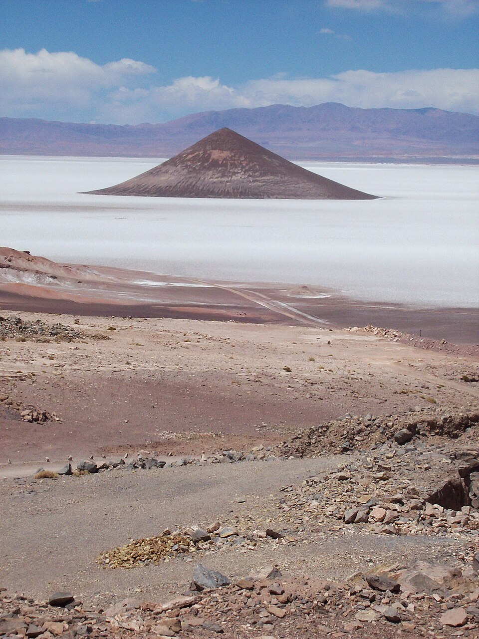 Forme conique du Cono de Arita dans la province de Salta Forme conique du Cono de Arita dans la province de Salta