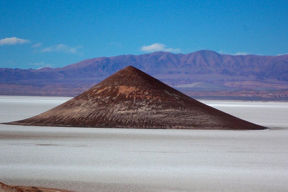 Cono de Arita - la mystérieuse pyramide naturelle du Salar de Arizaro cono de arita salar arizaro argentine Cono de Arita au milieu du Salar de Arizaro en Argentine