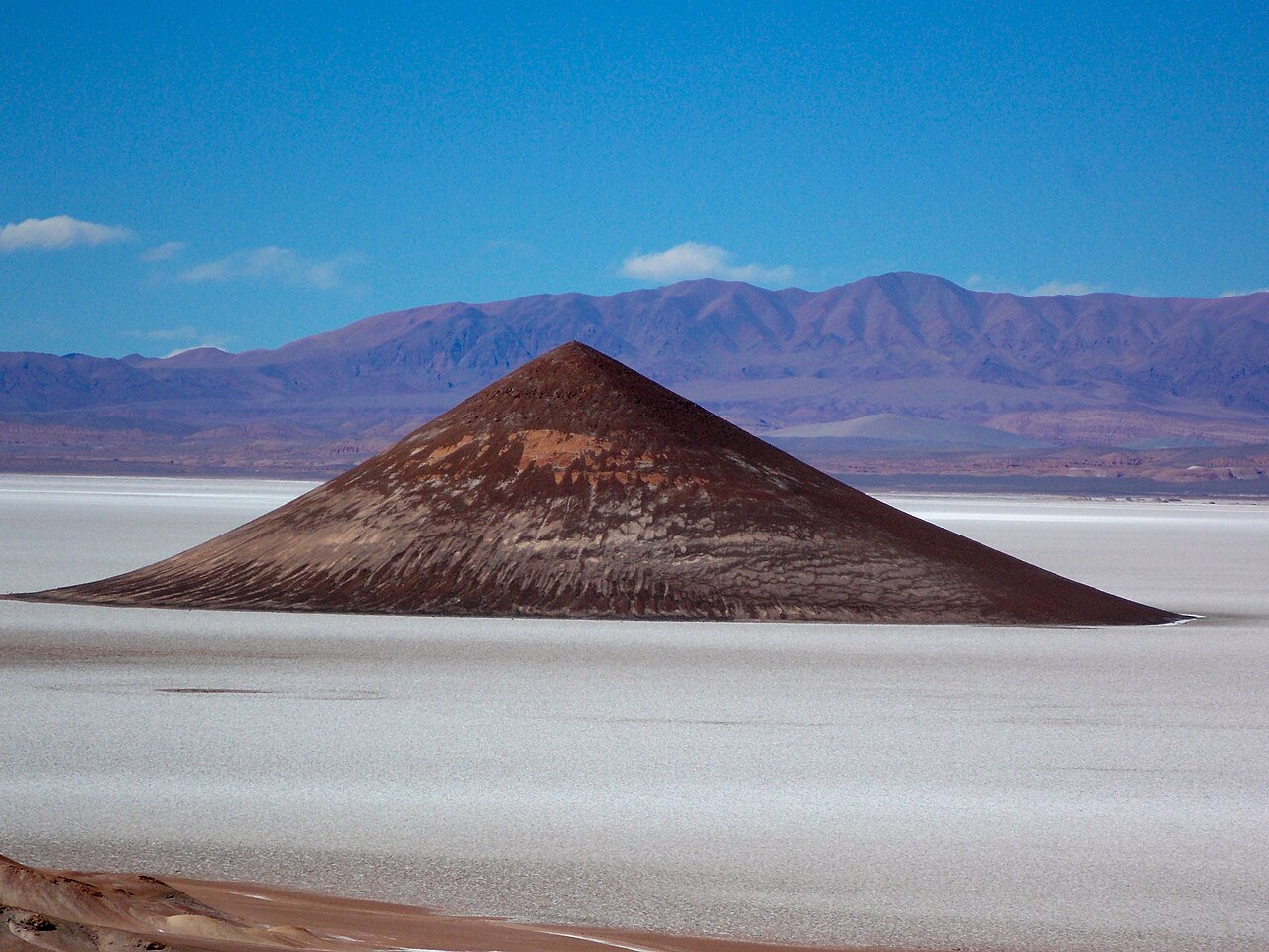 Cono de Arita au milieu du Salar de Arizaro en Argentine Cono de Arita au milieu du Salar de Arizaro en Argentine