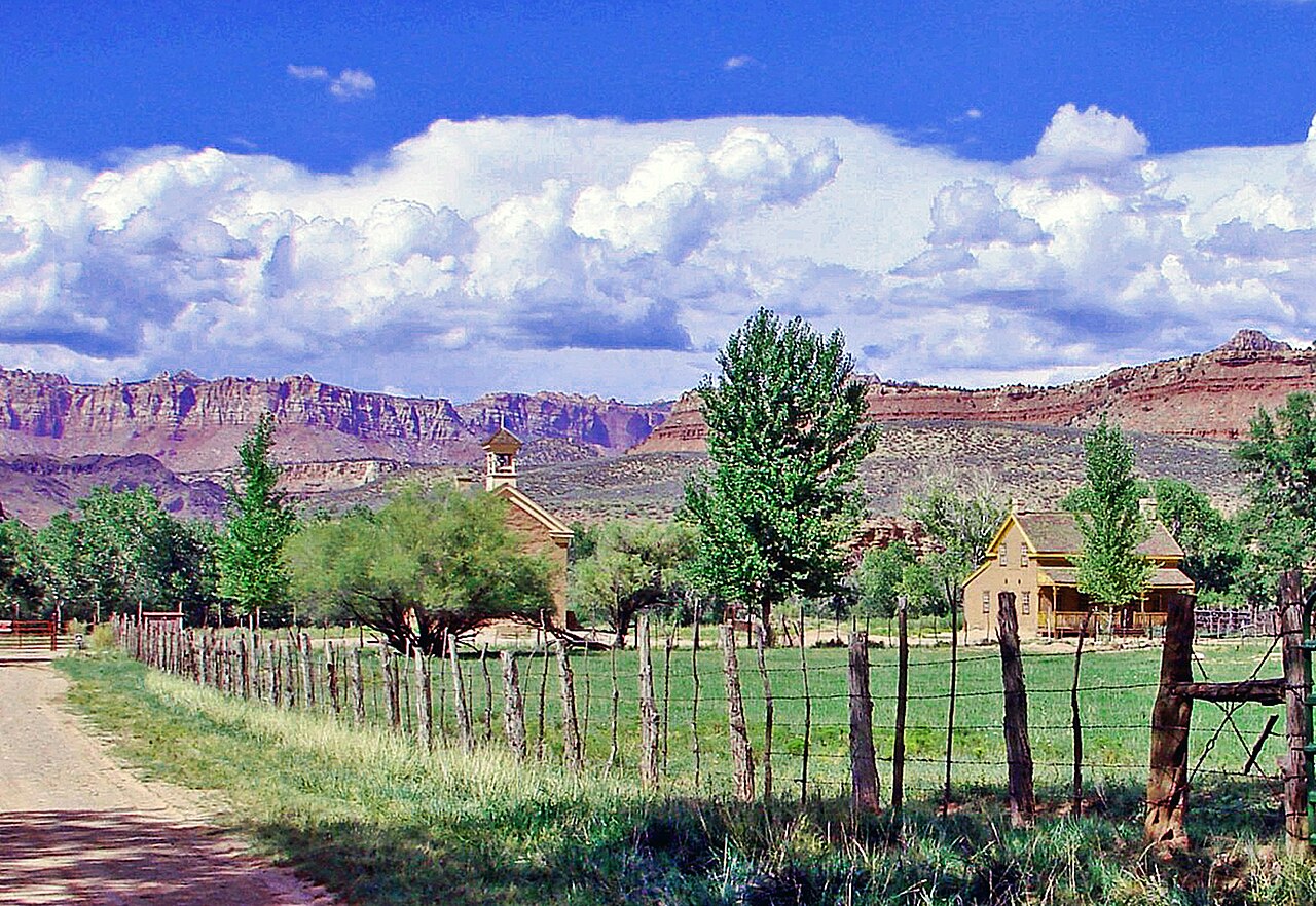 Village abandonné de Grafton et paysages du sud de l'Utah Maisons historiques de Grafton dans la vallée de la Virgin River avec falaises de grès et montagnes de l'Utah