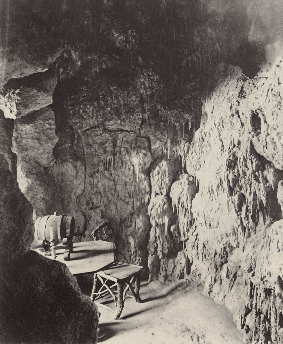 Grotte artificielle à l’intérieur du château de Neuschwanstein Grotte artificielle à l’intérieur du château de Neuschwanstein