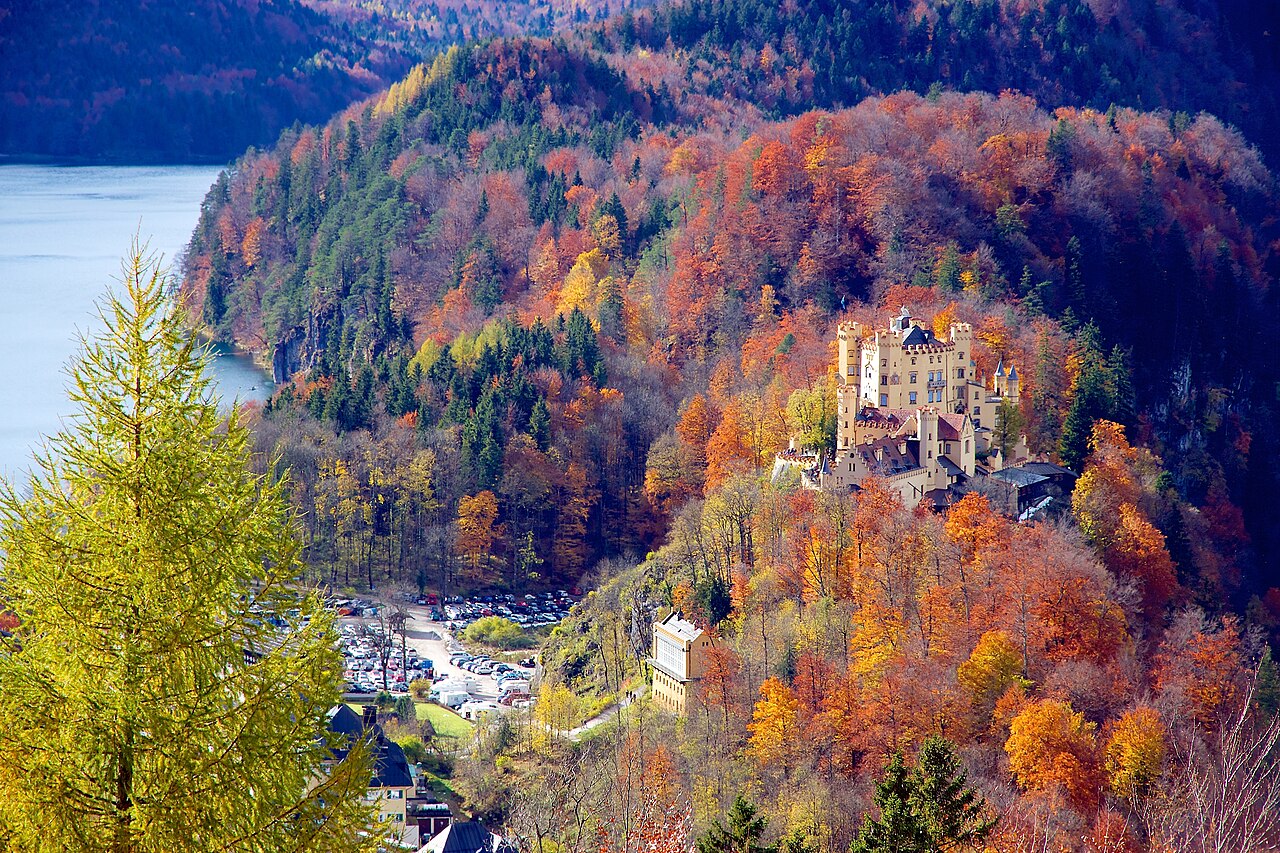 Château de Hohenschwangau vu depuis Neuschwanstein en Bavière Château de Hohenschwangau vu depuis Neuschwanstein en Bavière