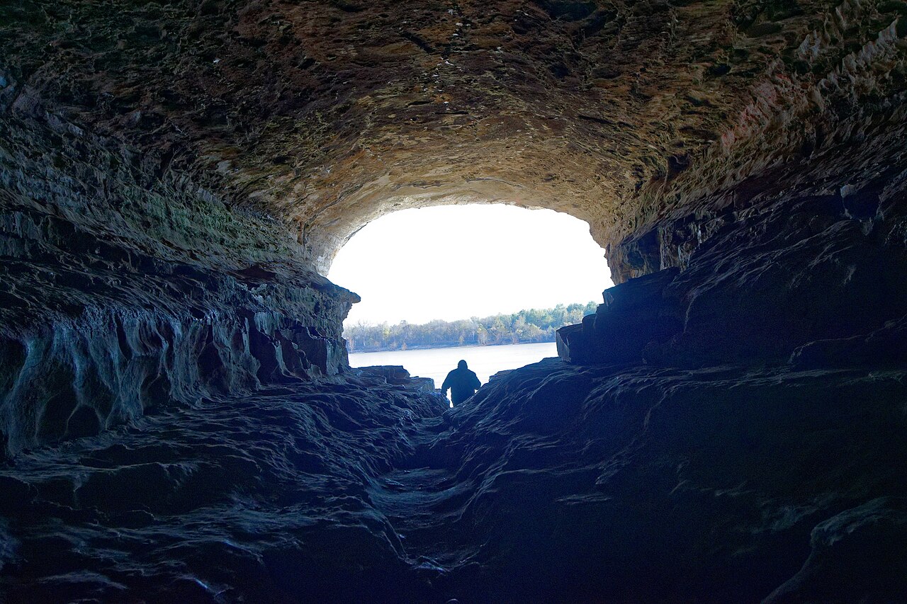 Vue sur la rivière Ohio depuis l’intérieur de Cave-in-Rock en Illinois Vue sur la rivière Ohio depuis l’intérieur de Cave-in-Rock en Illinois