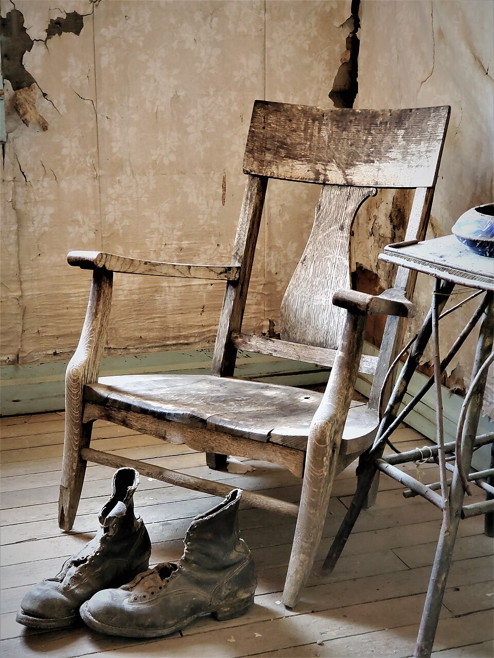 Intérieur préservé d’un bâtiment de Garnet Ghost Town au Montana Intérieur préservé d’un bâtiment de Garnet Ghost Town au Montana